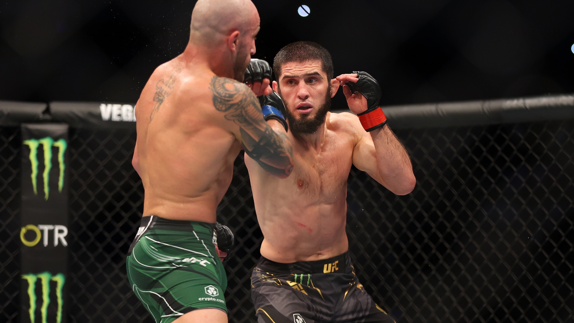 Makhachev stops Volkanovski in first round to retain UFC lightweight crown, Sports News