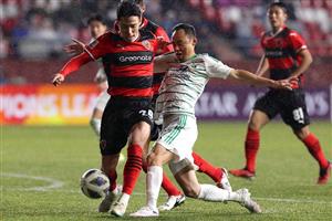 Eo Jeong-won of Pohang Steelers controls the ball (Getty Images)