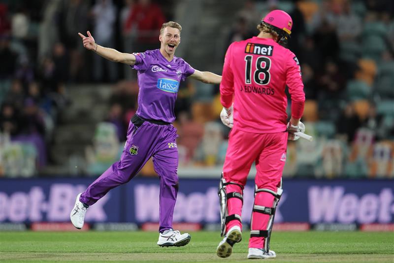 Hurricanes Take Out First Game of BBL10 (In Pictures)